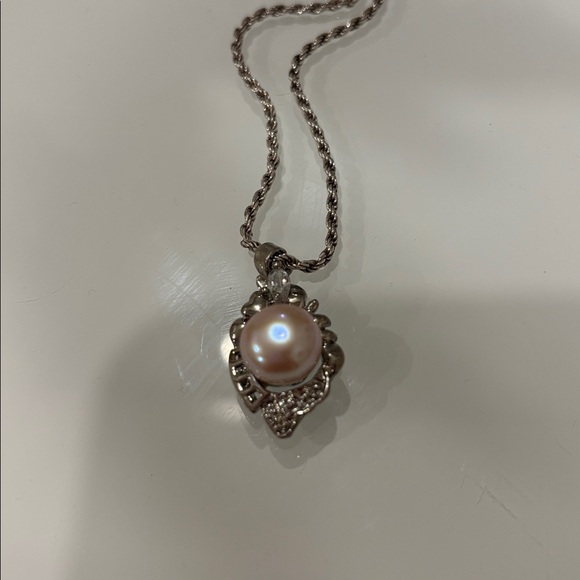 Elegant Silver Pearl Pendant Necklace - Picture 1 of 3